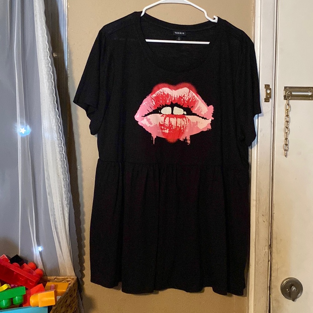 Torrid Black heart lips baby doll tee